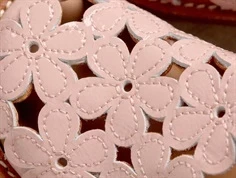 Angulus sandal rosebud med blomster og lak